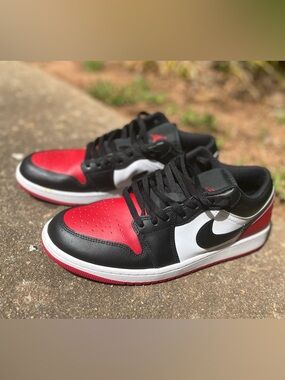 Nike Low Top Sneakers - Black, Red, White great condition Size 11 Men’s sports